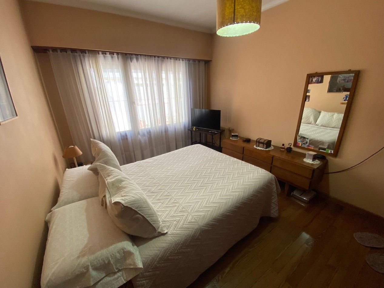 Casa 4 ambientes reciclada con quincho + Galpon y departamento 