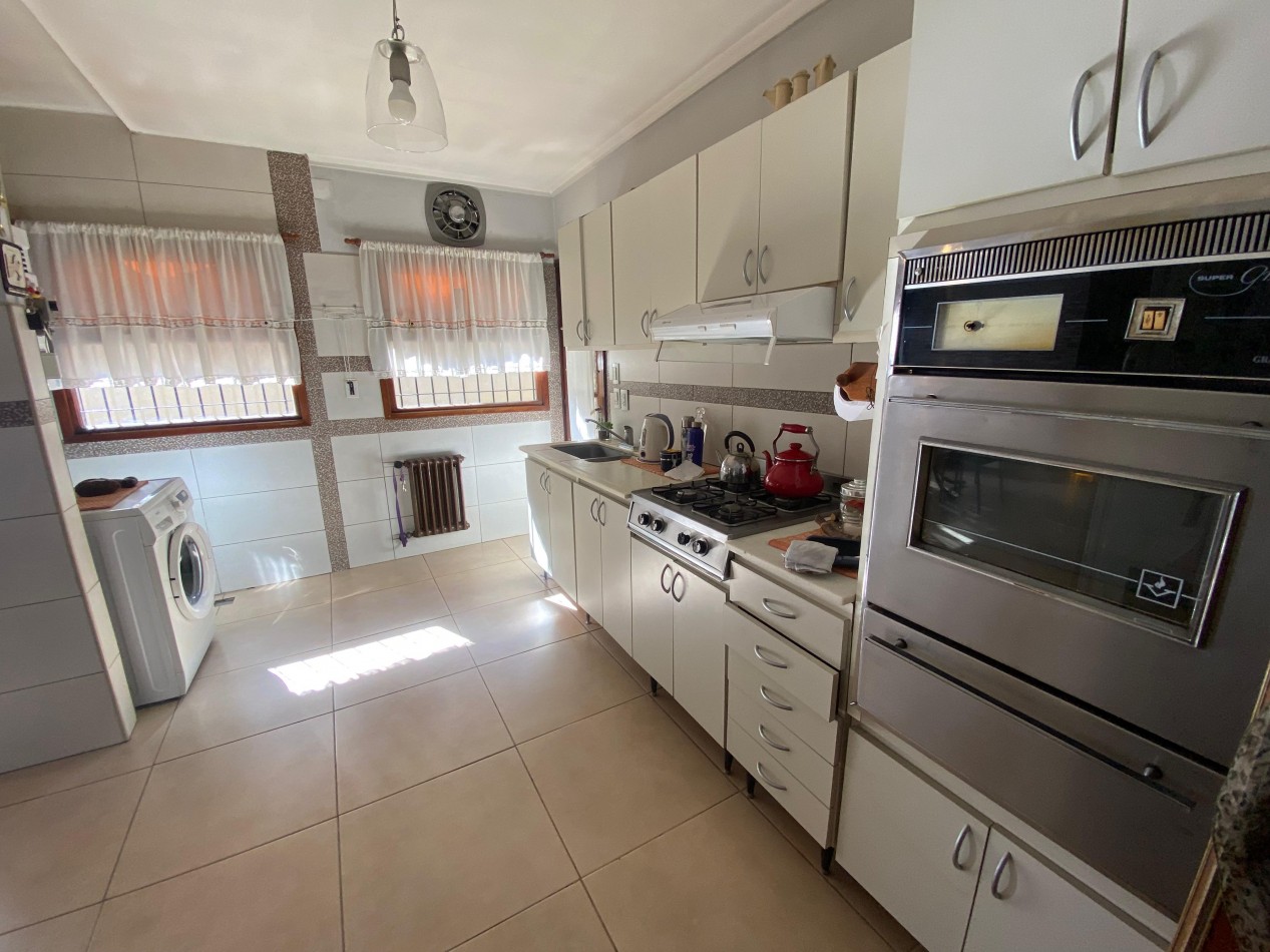 Casa 4 ambientes reciclada con quincho + Galpon y departamento 