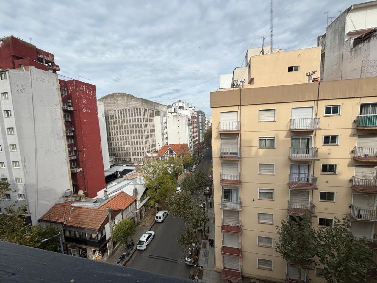 Departamento 2 ambientes reciclado y  amoblado  con balcon al frente