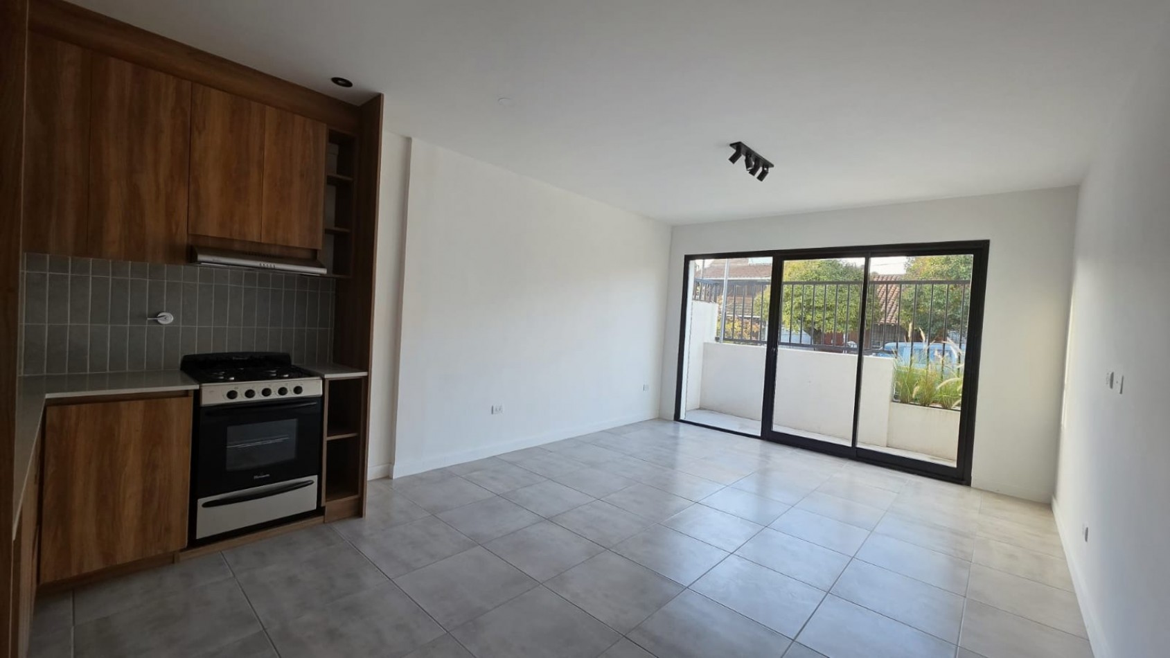 Departamento 2 ambientes al frente a estrenar con patio 