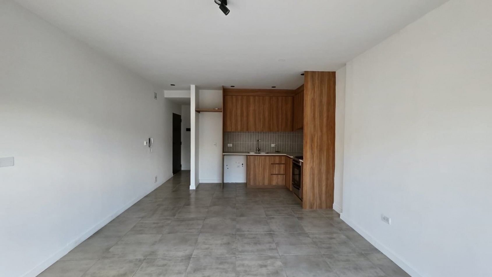 Departamento 2 ambientes al frente a estrenar con patio 