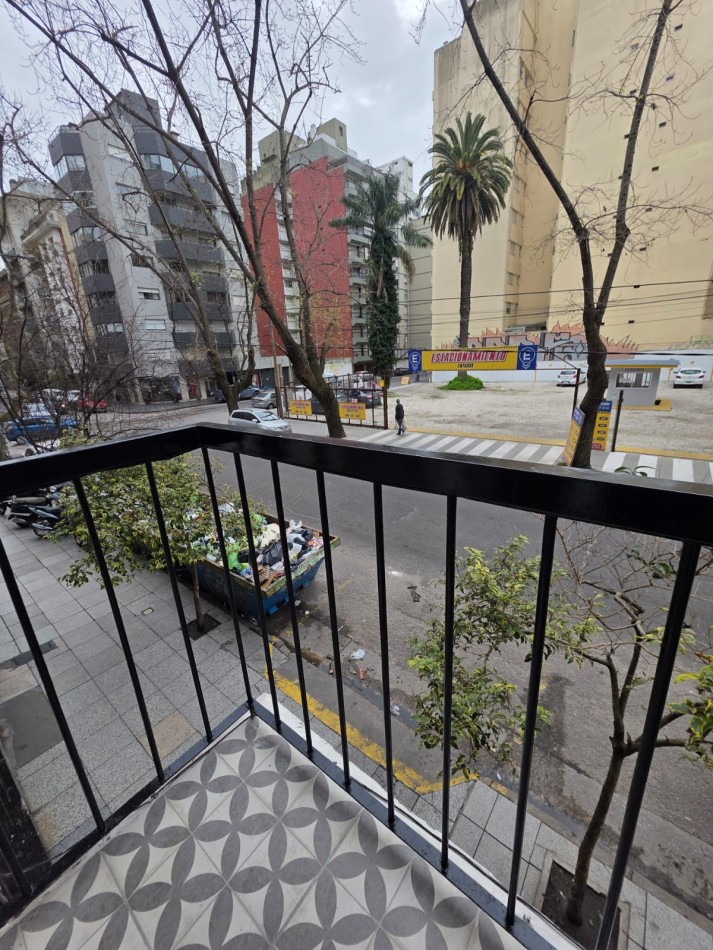Monoambiente al frente con balcon reciclado y amoblado 