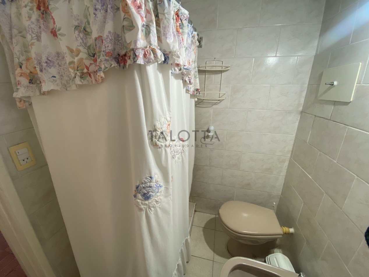 Casa 3 ambientes con quincho y parque + departamento 
