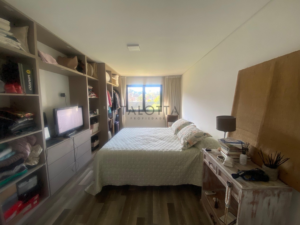 Casa 3 ambientes con parque y galeria con parrilla 