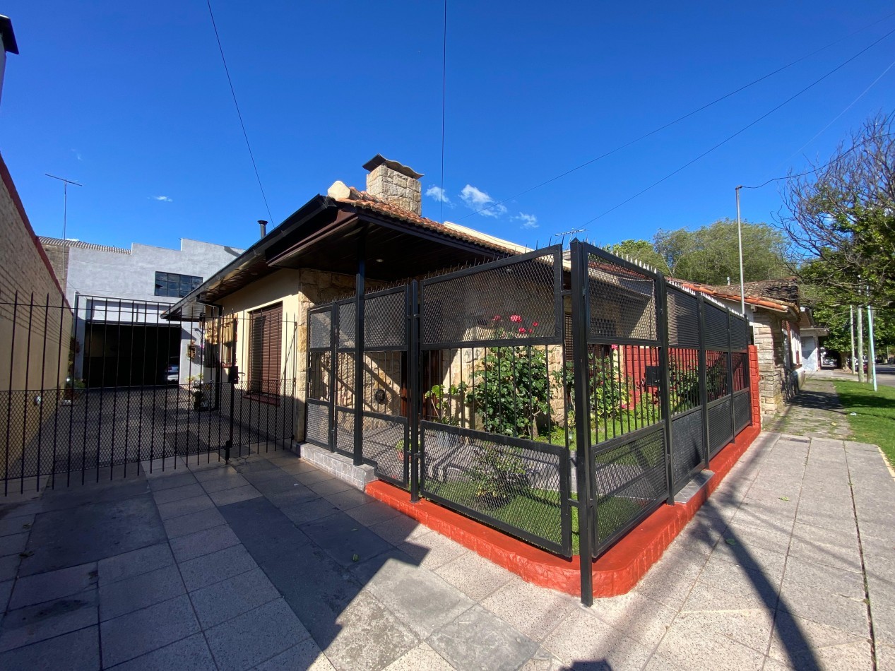 Casa 4 ambientes reciclada con quincho + Galpon y departamento 