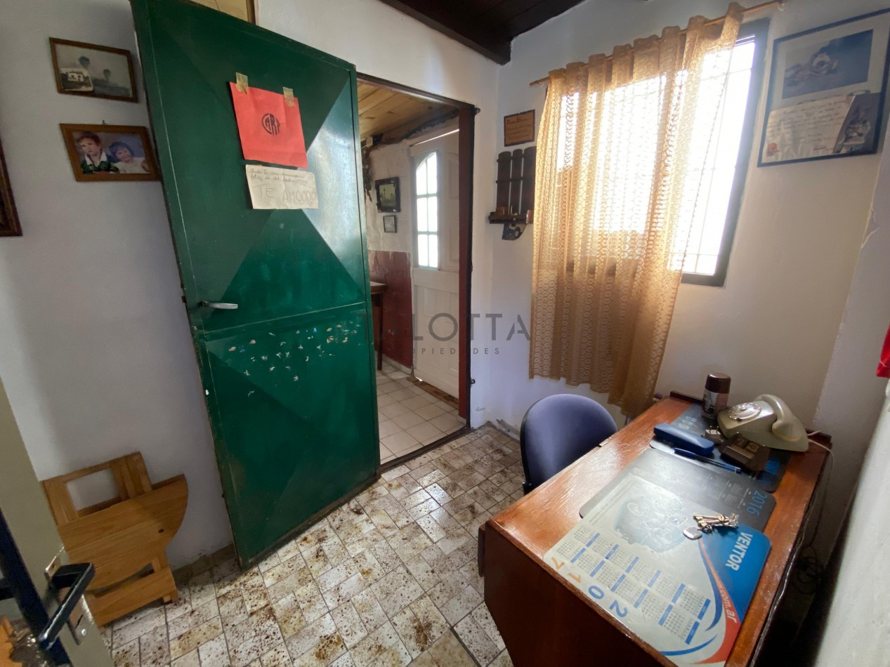 Casa 4 ambientes reciclada con quincho + Galpon y departamento 
