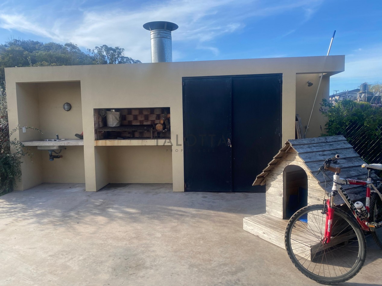Casa 3 ambientes con parque y galeria con parrilla 