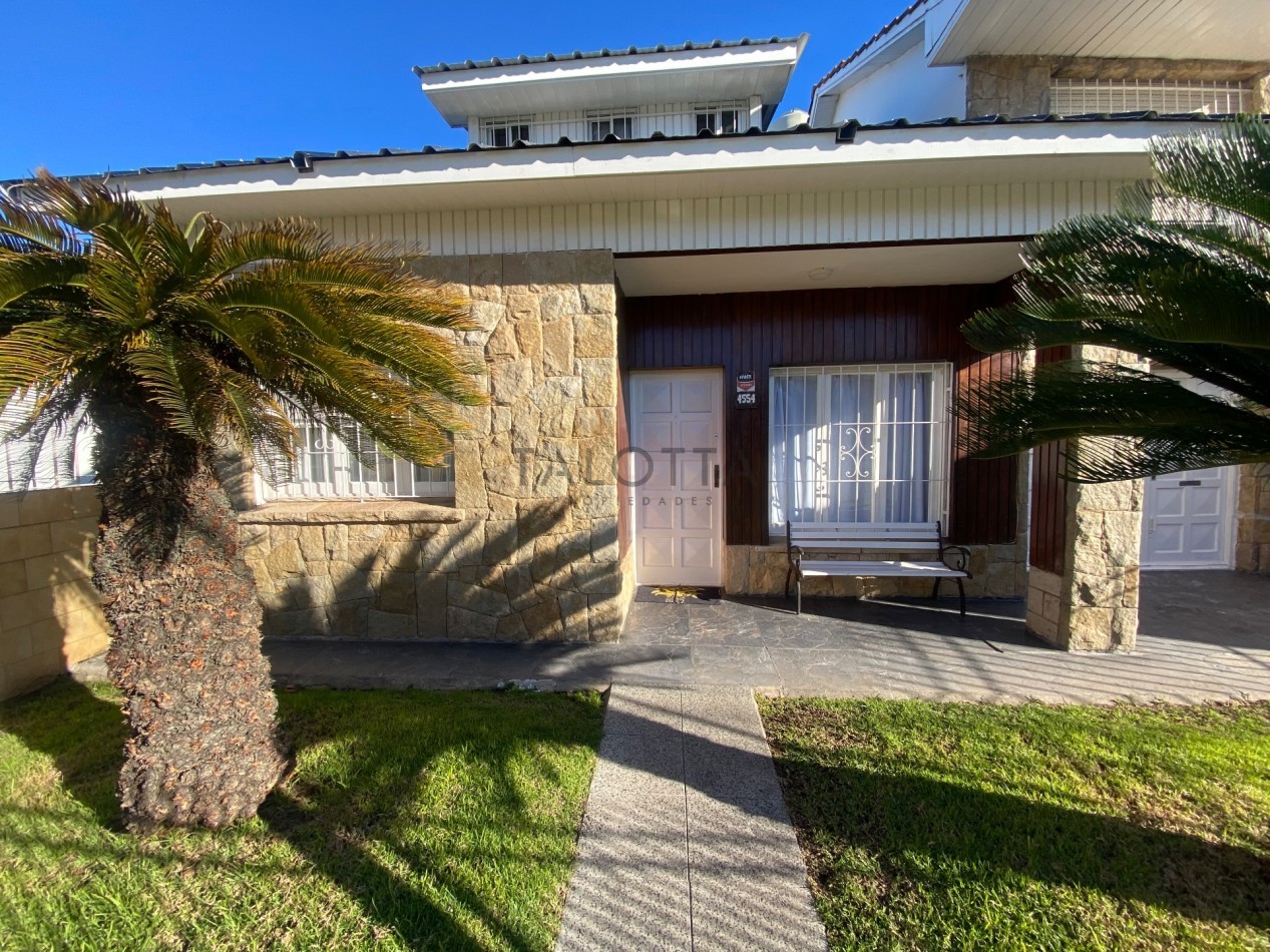 Casa 3 ambientes con quincho y parque + departamento 