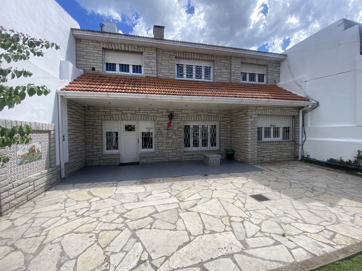 Casa 5 ambientes con gran parque barrio Santa Cecilia a una cuadra de la costa 