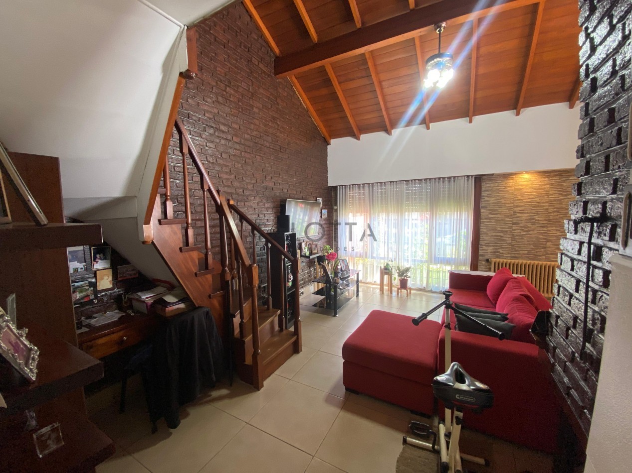 Casa 4 ambientes reciclada con quincho + Galpon y departamento 