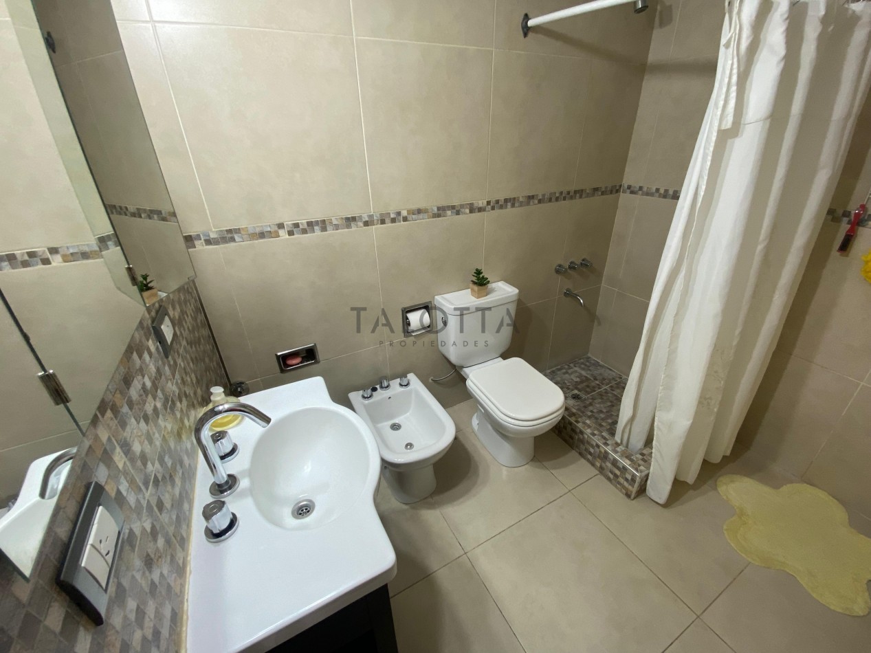 Casa 4 ambientes reciclada con quincho + Galpon y departamento 