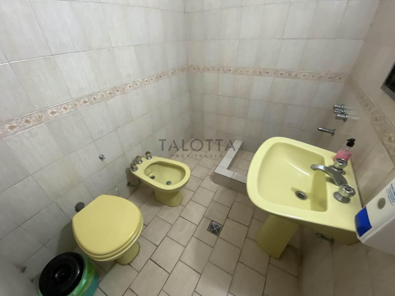 Casa 5 ambientes con gran parque barrio Santa Cecilia a una cuadra de la costa 