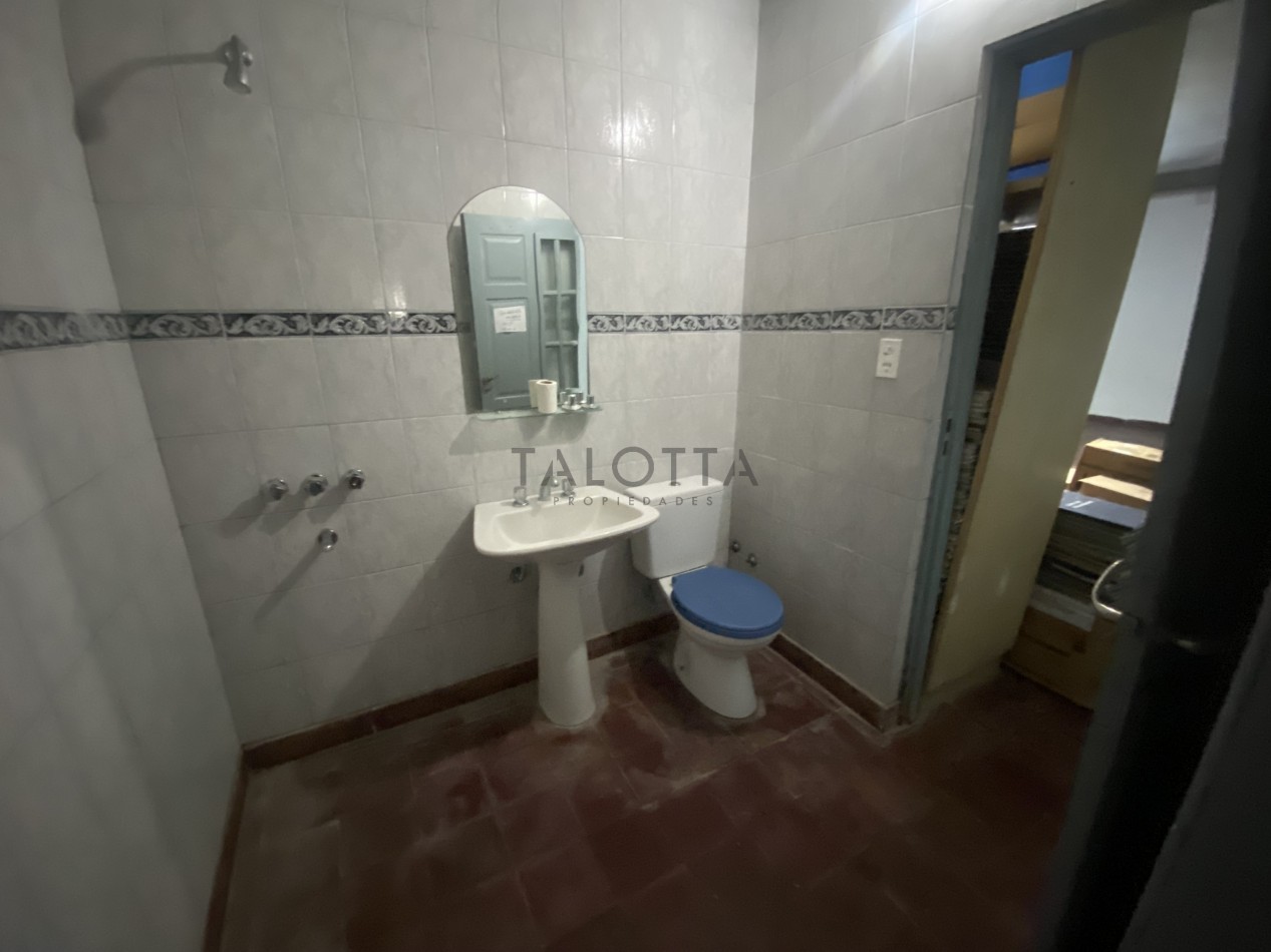 Casa 5 ambientes con gran parque barrio Santa Cecilia a una cuadra de la costa 