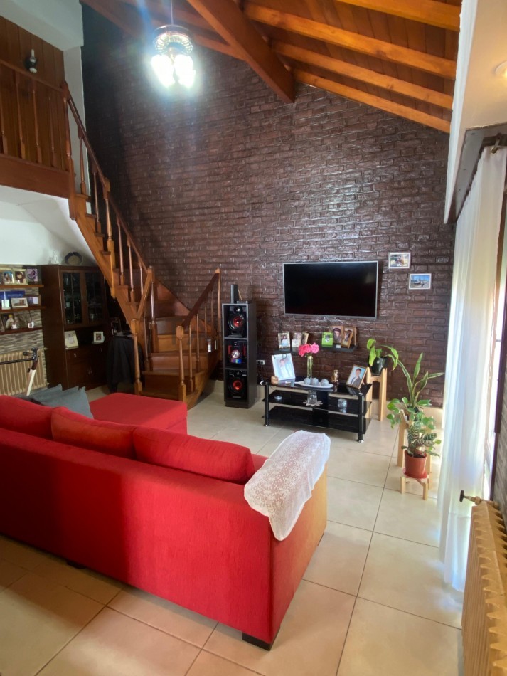 Casa 4 ambientes reciclada con quincho + Galpon y departamento 