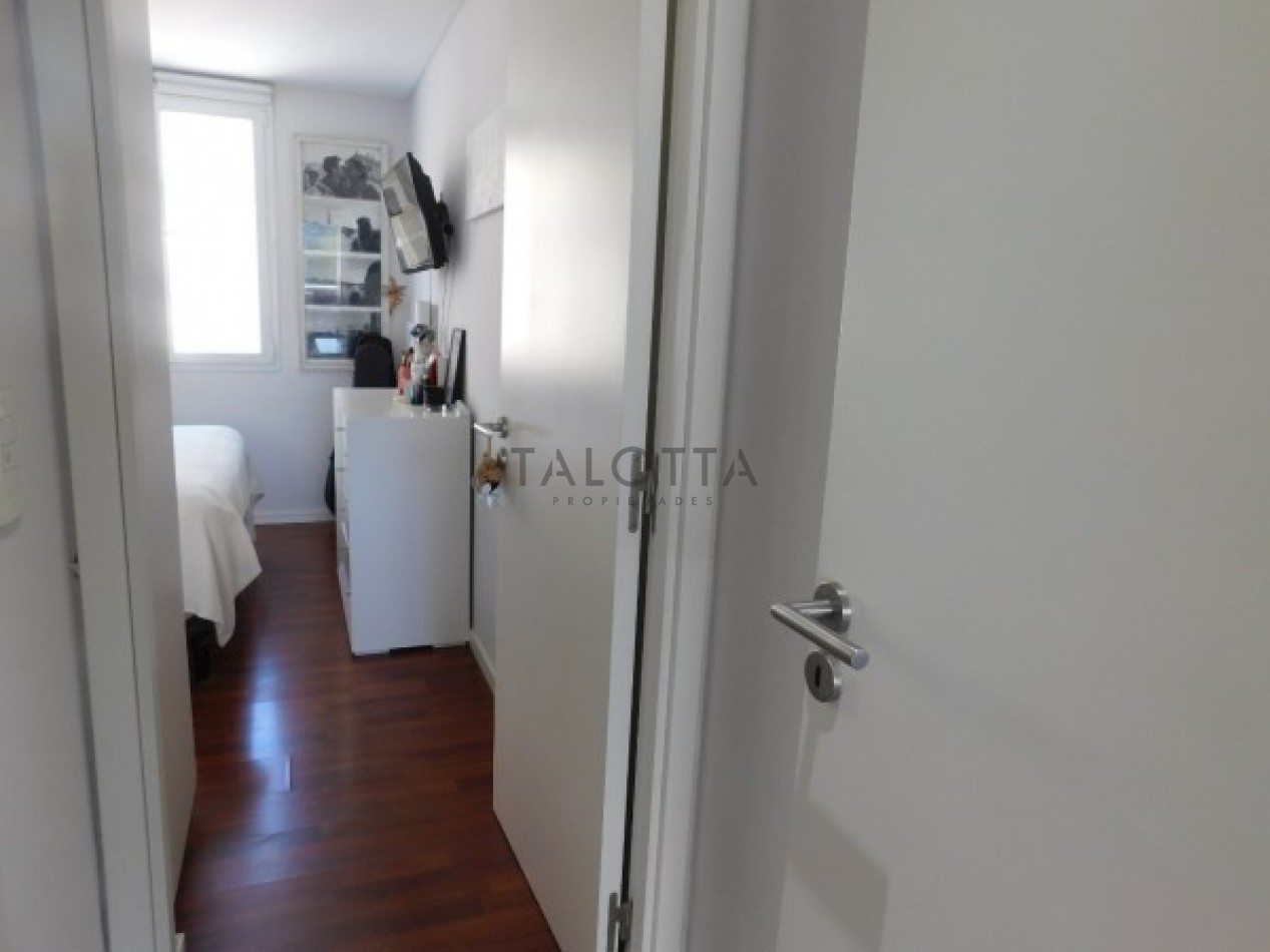 Semi piso de 2 ambientes con balcon al frente y  cochera descubierta 