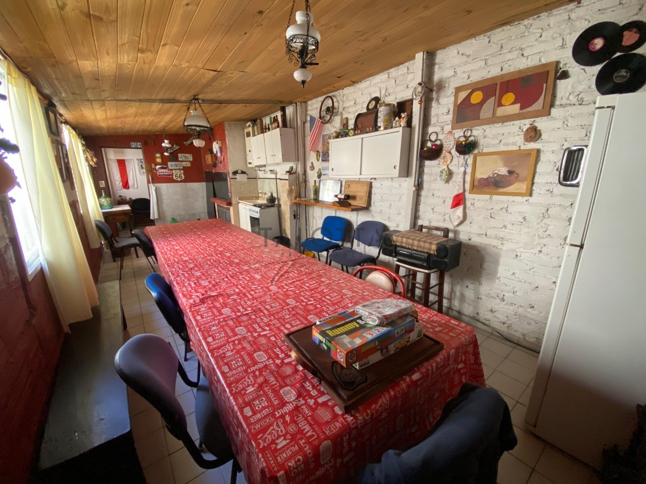 Casa 4 ambientes reciclada con quincho + Galpon y departamento 