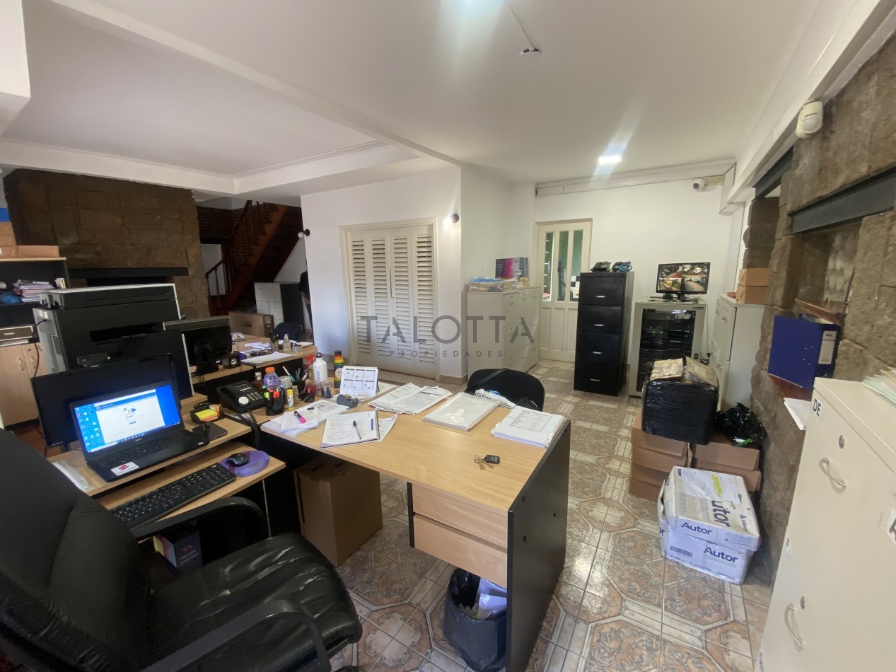 Casa 5 ambientes con gran parque barrio Santa Cecilia a una cuadra de la costa 