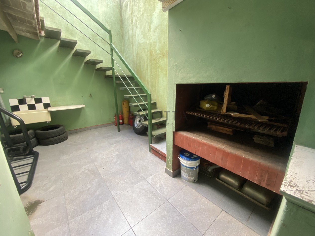 Casa 5 ambientes con gran parque barrio Santa Cecilia a una cuadra de la costa 