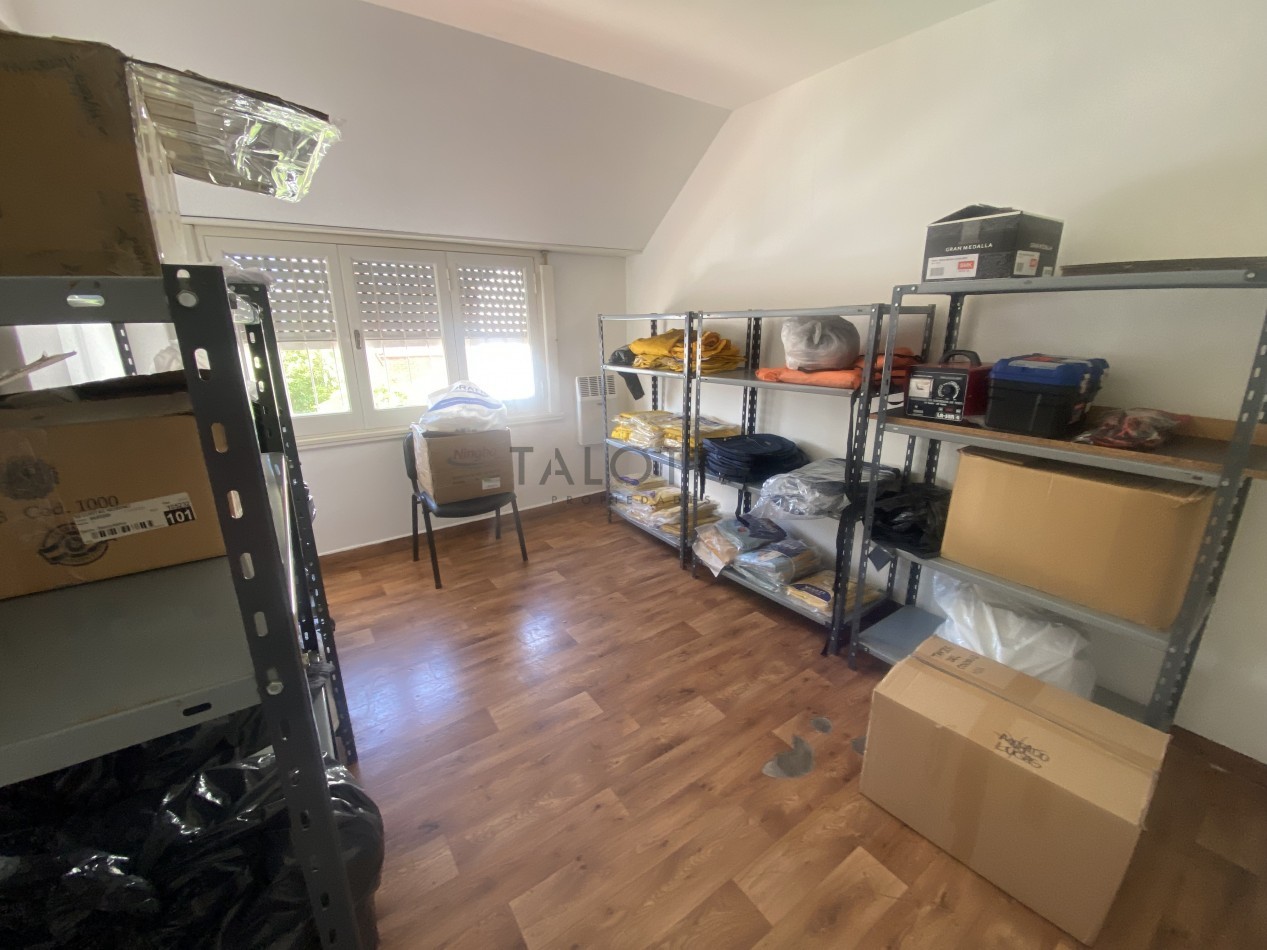 Casa 5 ambientes con gran parque barrio Santa Cecilia a una cuadra de la costa 