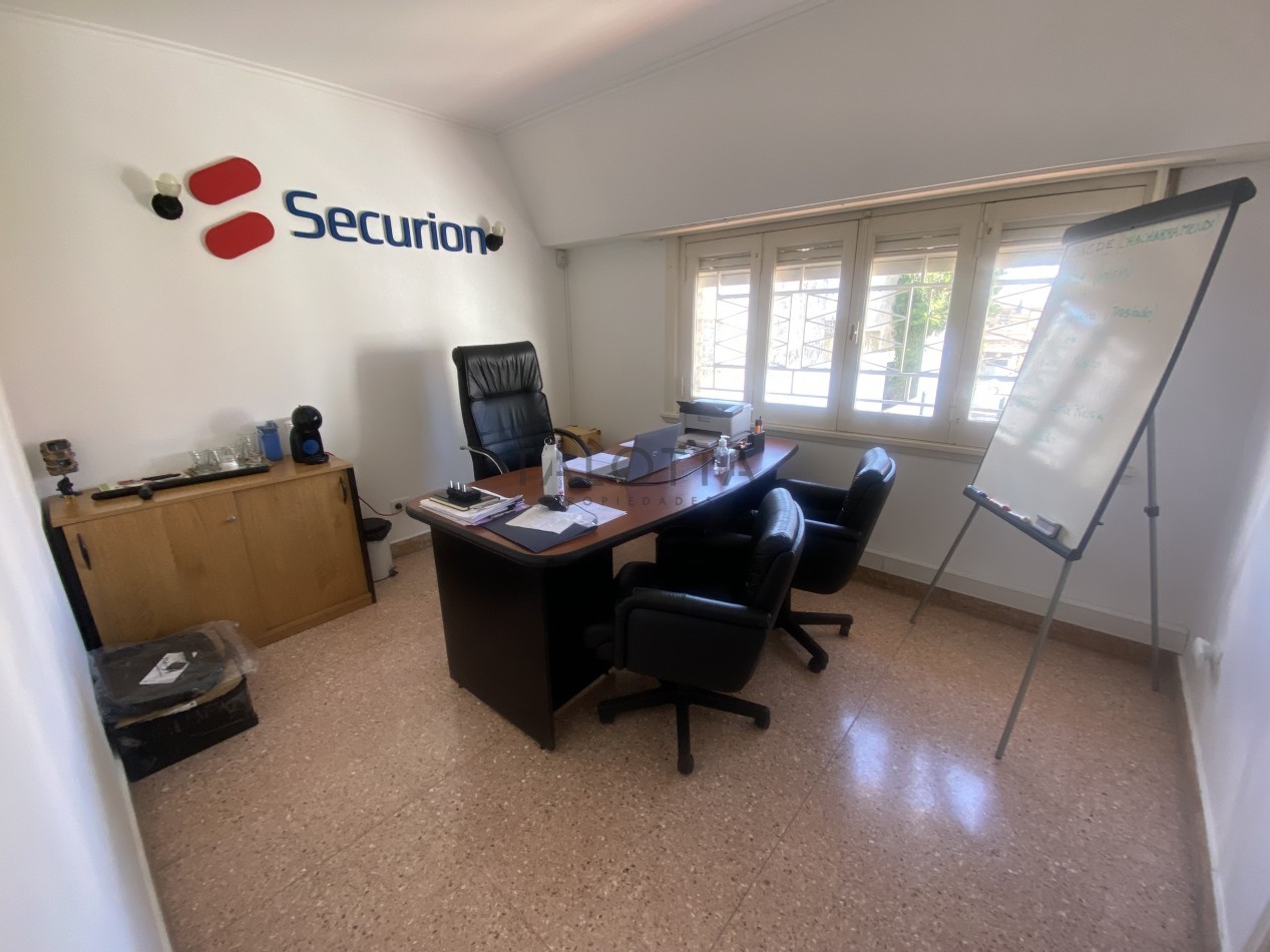 Casa 5 ambientes con gran parque barrio Santa Cecilia a una cuadra de la costa 