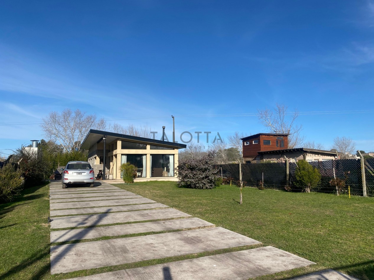 Casa 3 ambientes con parque y galeria con parrilla 