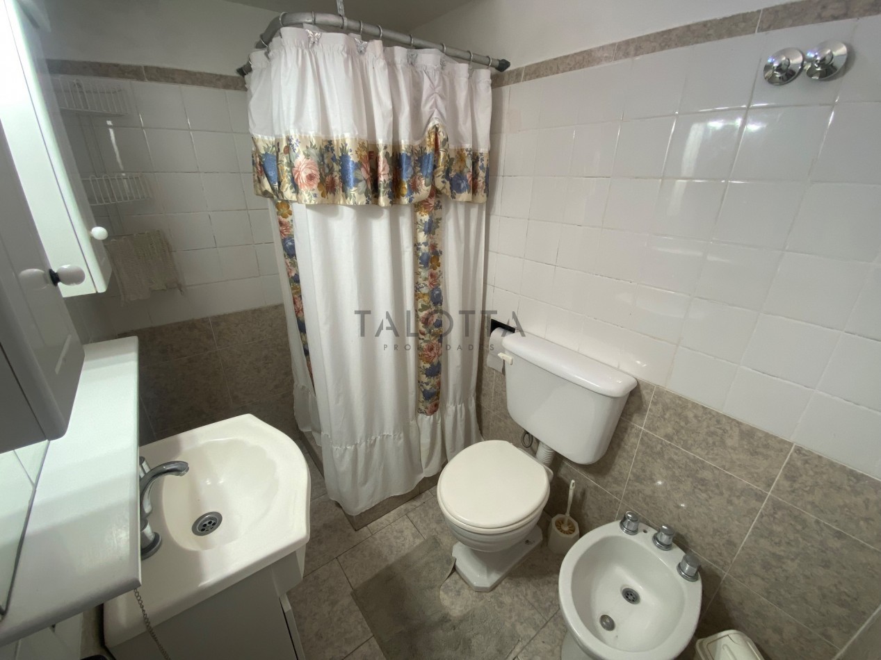 Casa 3 ambientes con quincho y parque + departamento 