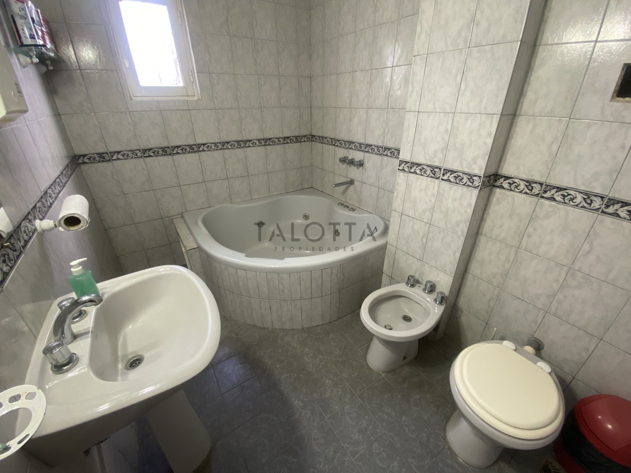 Casa 5 ambientes con gran parque barrio Santa Cecilia a una cuadra de la costa 