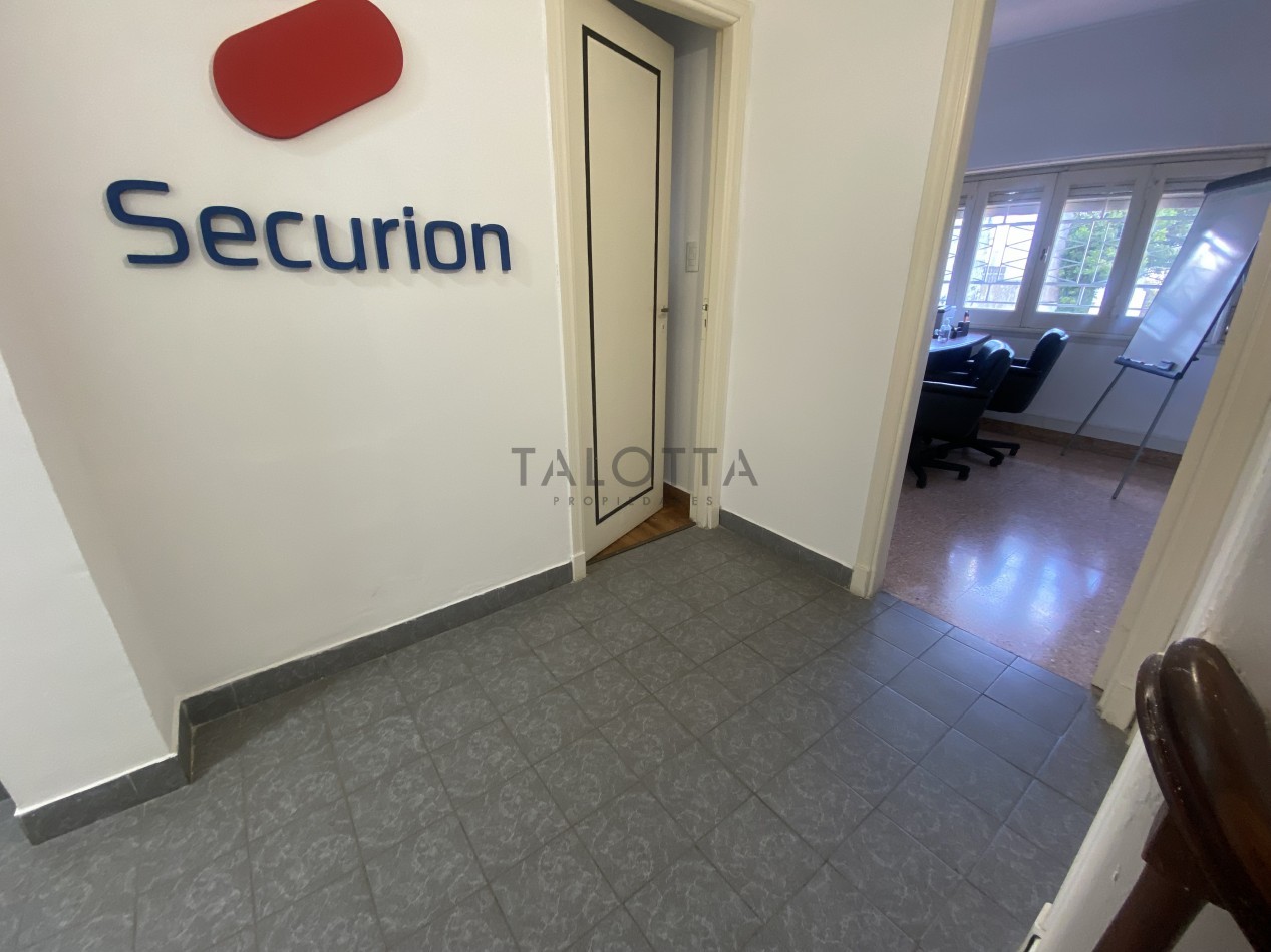 Casa 5 ambientes con gran parque barrio Santa Cecilia a una cuadra de la costa 