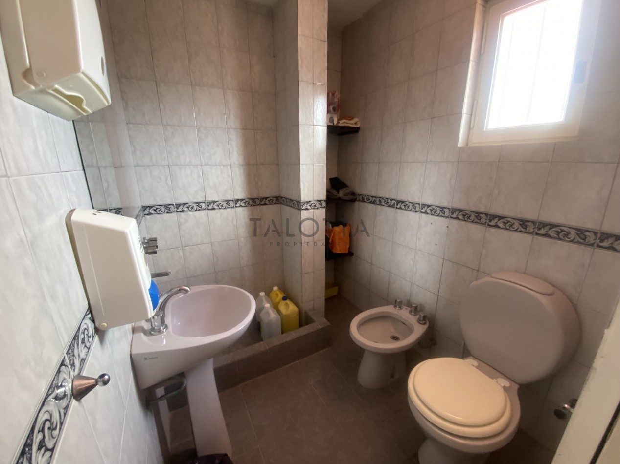 Casa 5 ambientes con gran parque barrio Santa Cecilia a una cuadra de la costa 