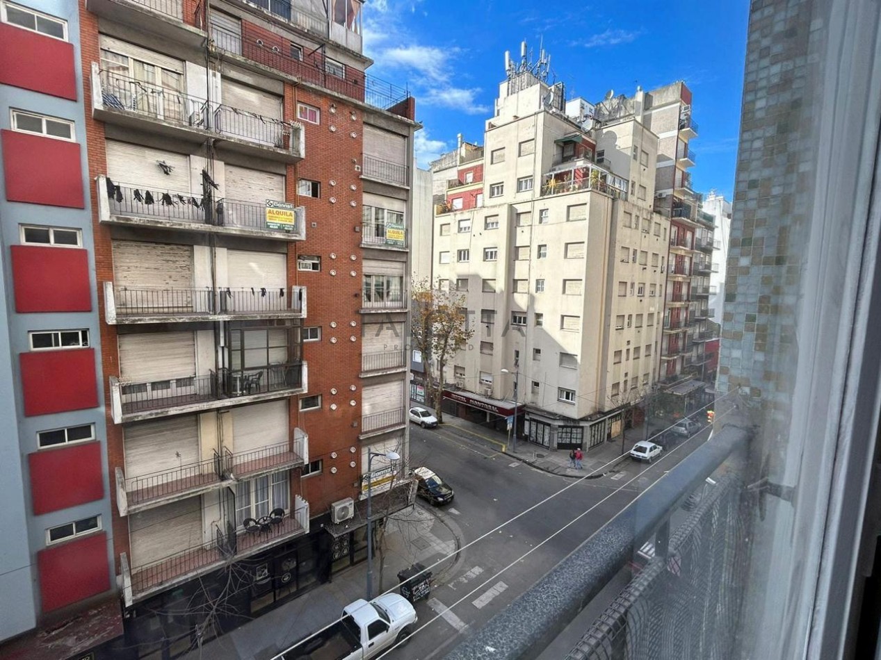 Departamento 2 ambientes al frente reciclado y amoblado 