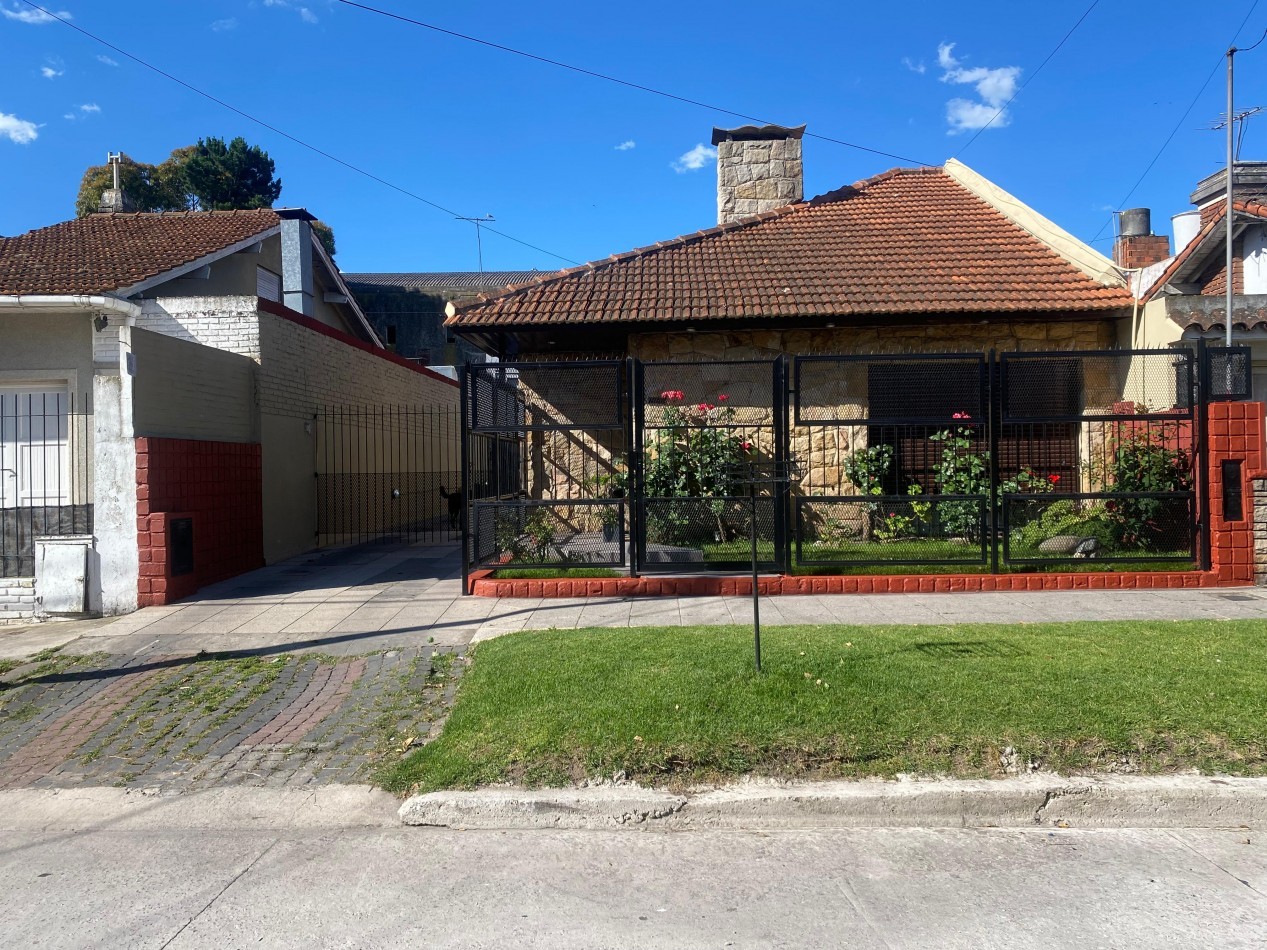 Casa 4 ambientes reciclada con quincho + Galpon y departamento 