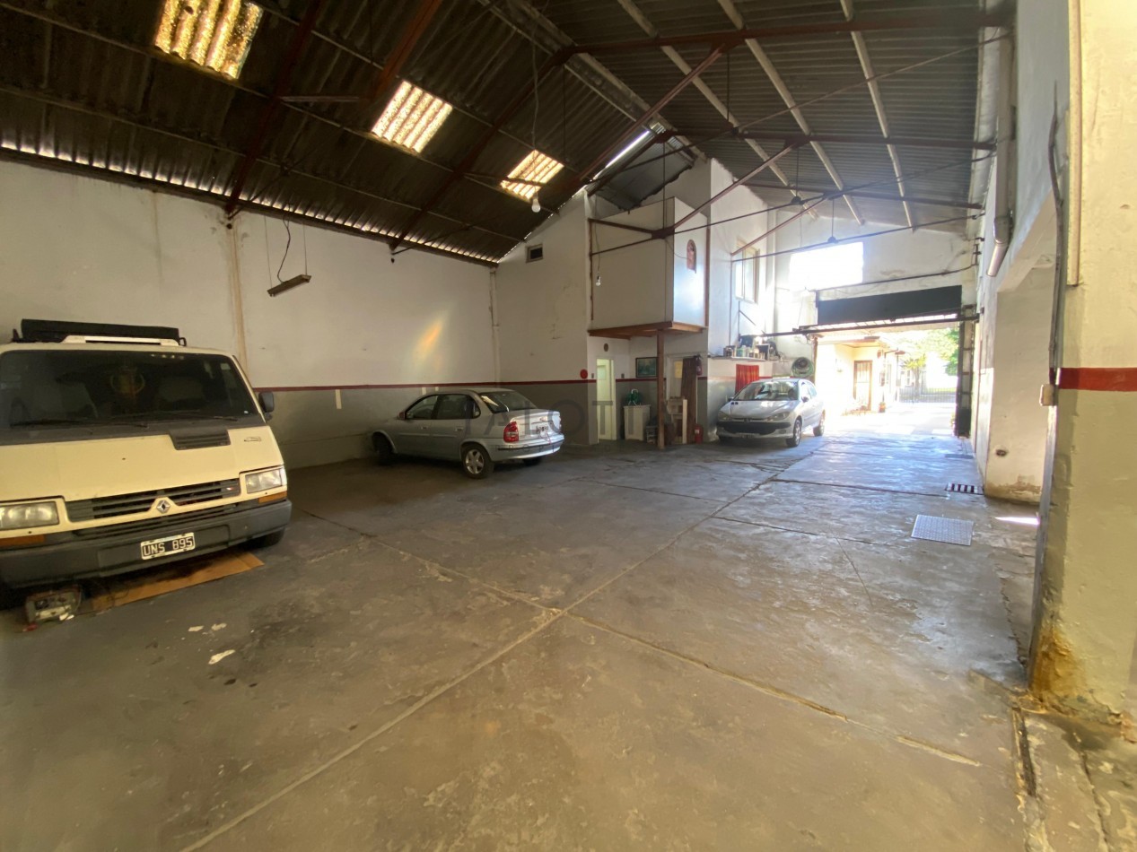 Casa 4 ambientes reciclada con quincho + Galpon y departamento 