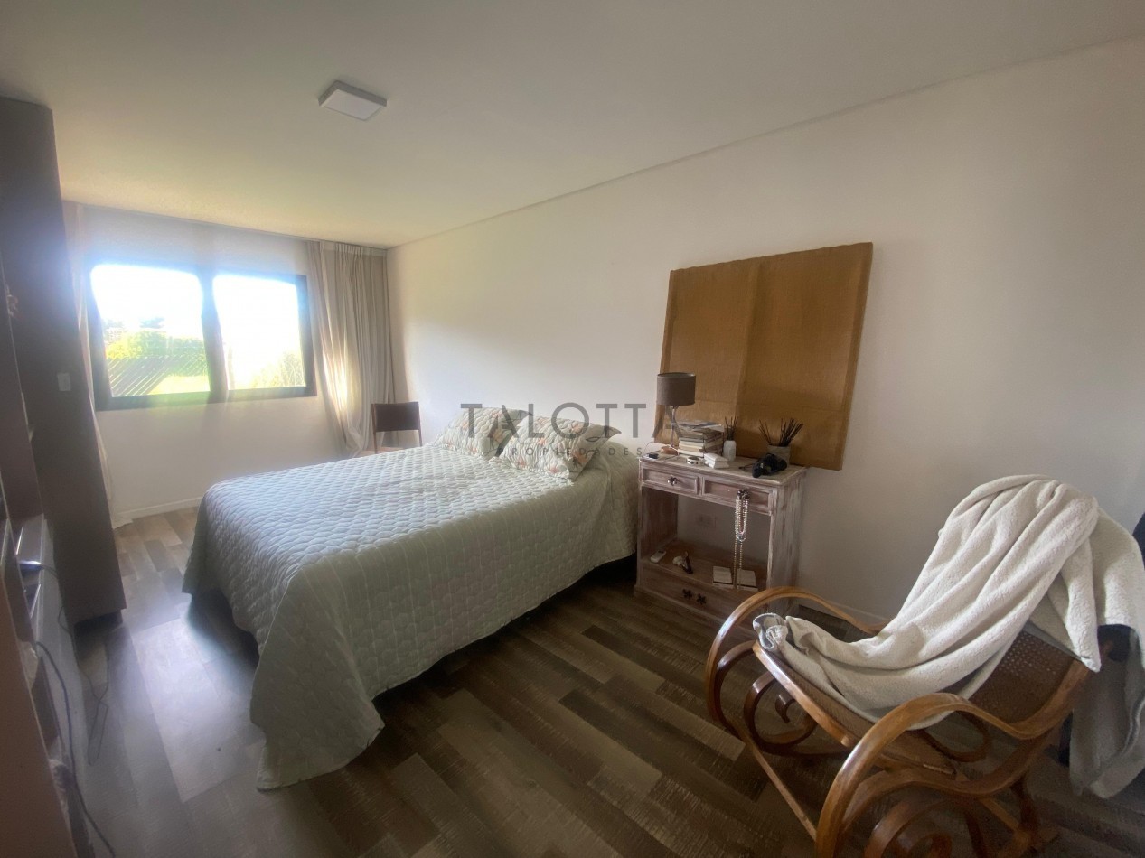 Casa 3 ambientes con parque y galeria con parrilla 
