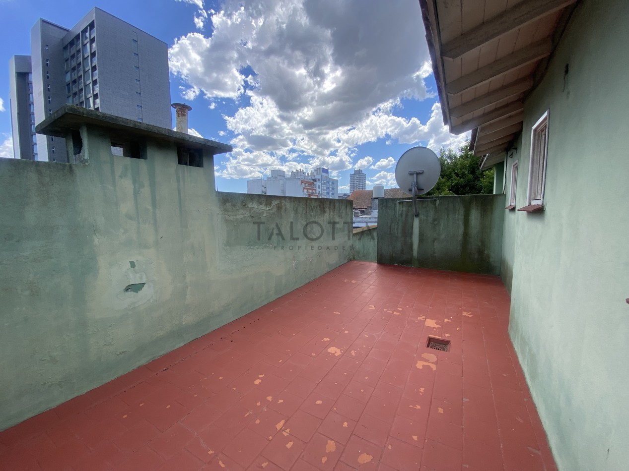 Casa 5 ambientes con gran parque barrio Santa Cecilia a una cuadra de la costa 