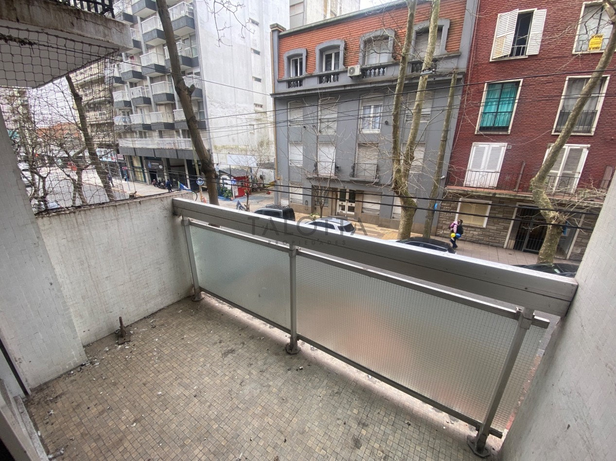 Departamento 2 ambientes al frente con balcon y patio - Aldrey 