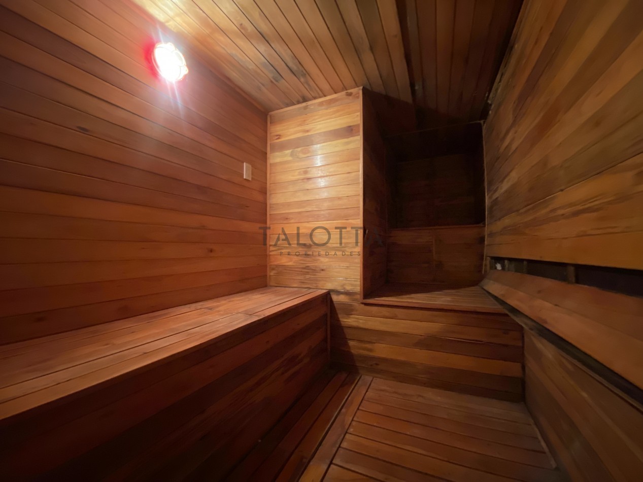 Casa 5 ambientes con gran parque barrio Santa Cecilia a una cuadra de la costa 