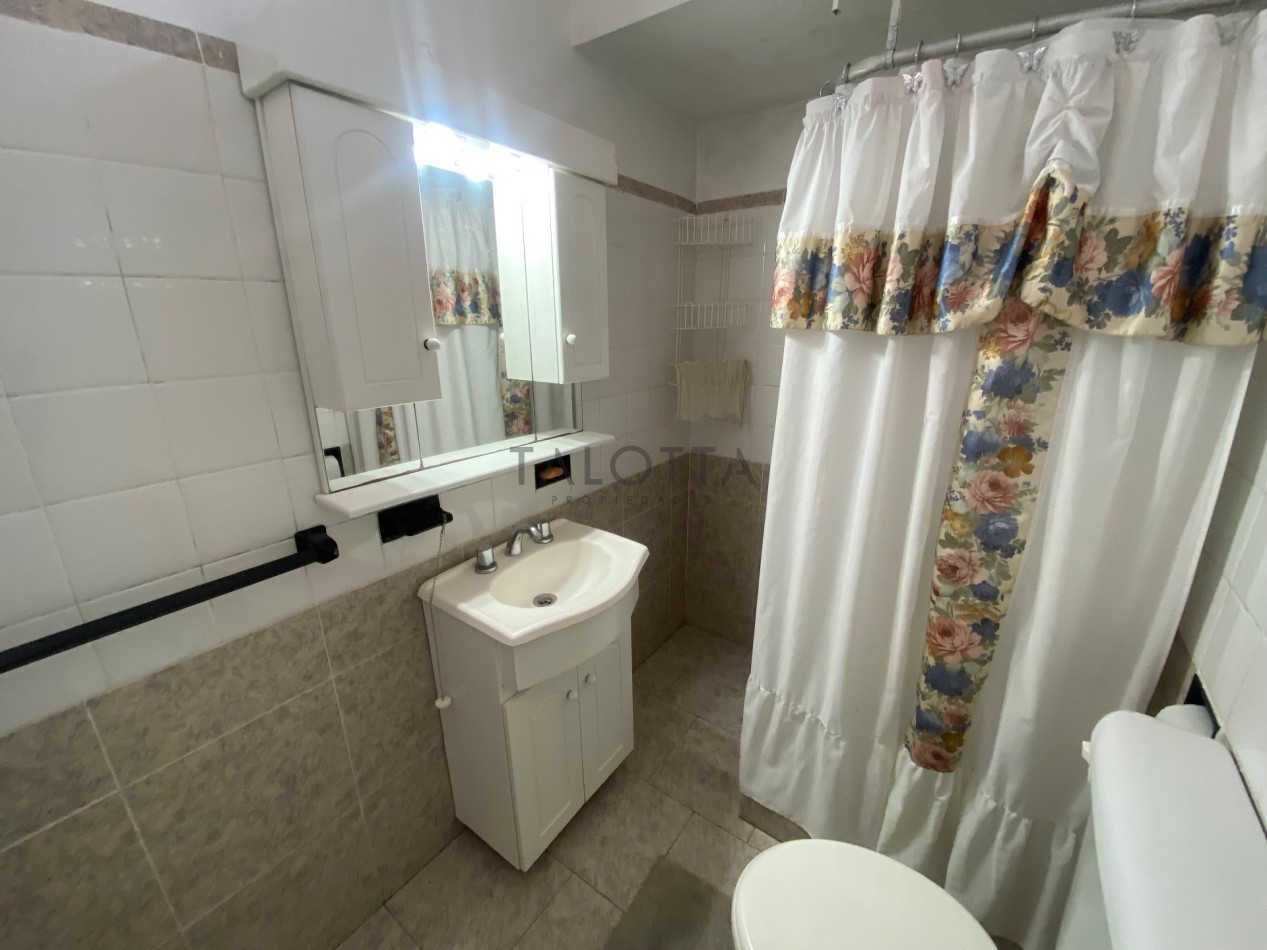 Casa 3 ambientes con quincho y parque + departamento 