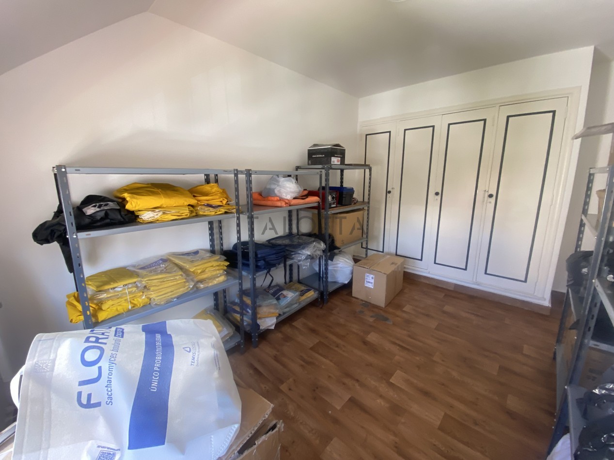 Casa 5 ambientes con gran parque barrio Santa Cecilia a una cuadra de la costa 