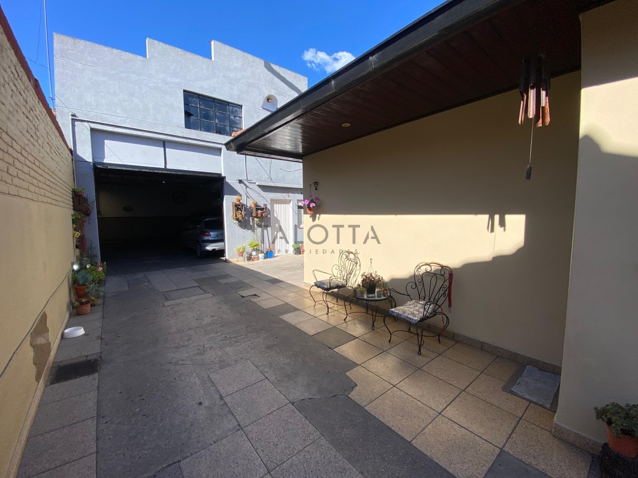 Casa 4 ambientes reciclada con quincho + Galpon y departamento 
