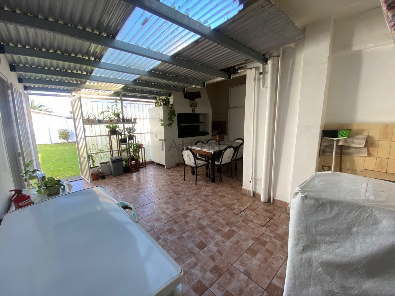 Casa 3 ambientes con quincho y parque + departamento 