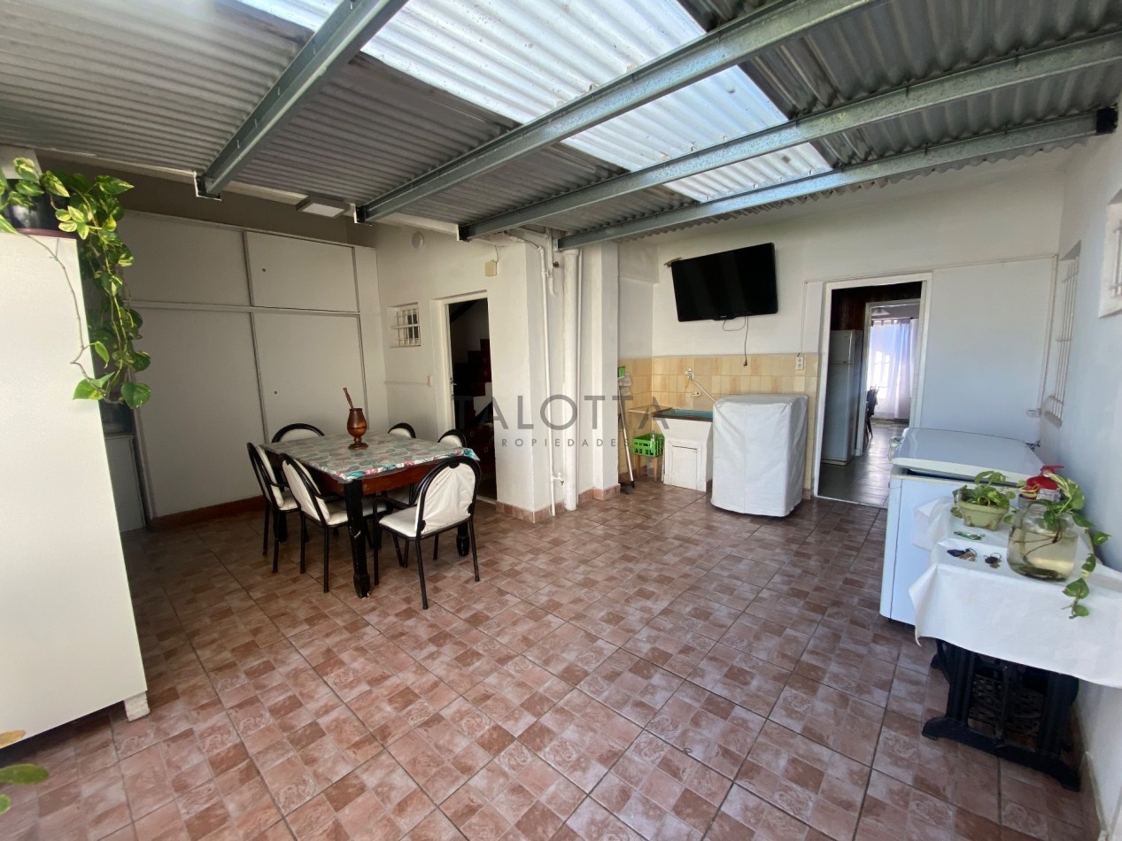 Casa 3 ambientes con quincho y parque + departamento 