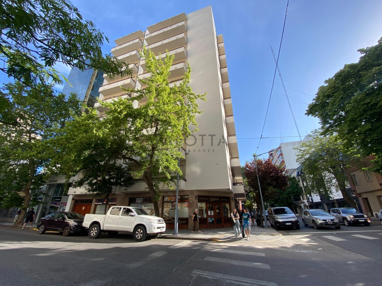 Departamento 4 Ambientes al frente con cochera y baulera Plaza Mitre 