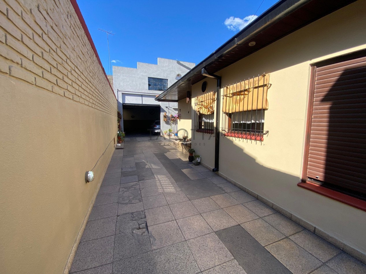 Casa 4 ambientes reciclada con quincho + Galpon y departamento 