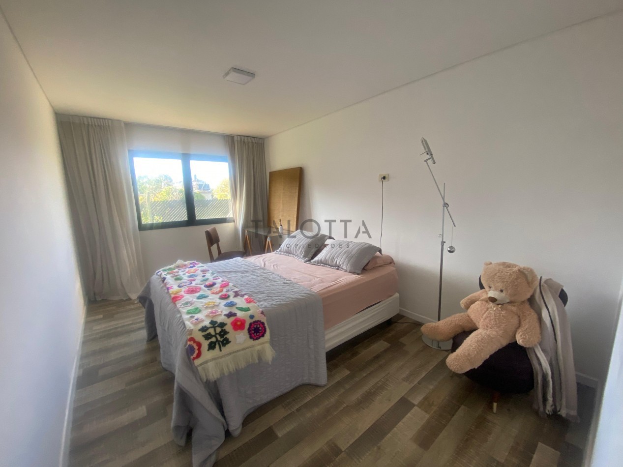 Casa 3 ambientes con parque y galeria con parrilla 