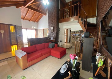 Casa 4 ambientes reciclada con quincho + Galpon y departamento 