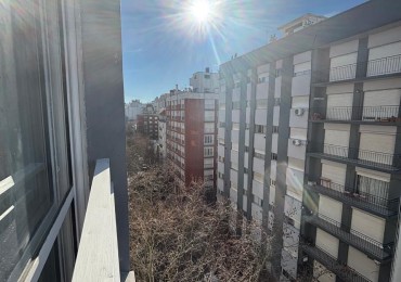 Monoambiente al frente reciclado y amoblado 