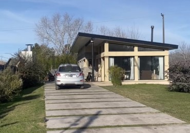 Casa 3 ambientes con parque y galeria con parrilla 