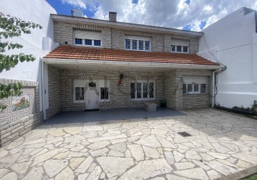 Casa 5 ambientes con gran parque barrio Santa Cecilia a una cuadra de la costa 