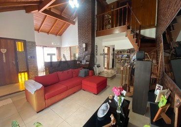 Casa 4 ambientes reciclada con quincho + Galpon y departamento 